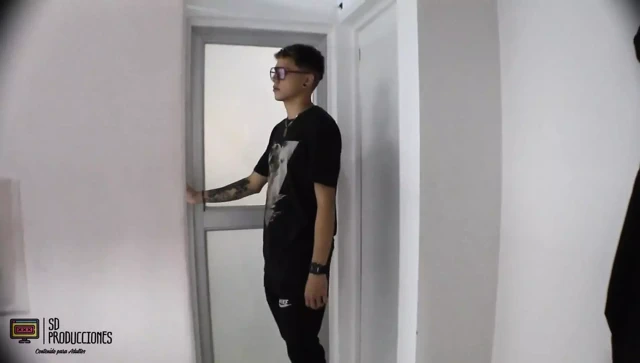 Odamda çok azgınım ve üvey kız kardeşimin arkadaşı geliyor - İspanyolca porno