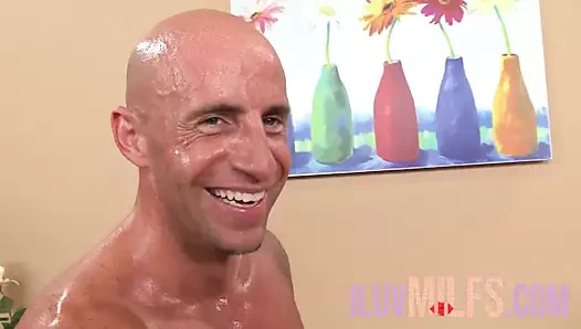 Büyük memeli sarışın onu birçok farklı pozisyona alıyor