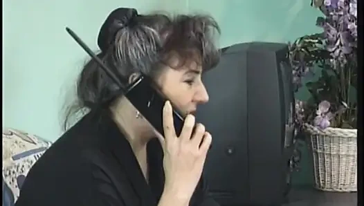 Azgın yaşlı sürtük amını yarakla doldururken yarak emiyor - yaşlı porno