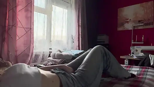 Yaramaz kız sıkılıyor ve mastürbasyona başlıyor