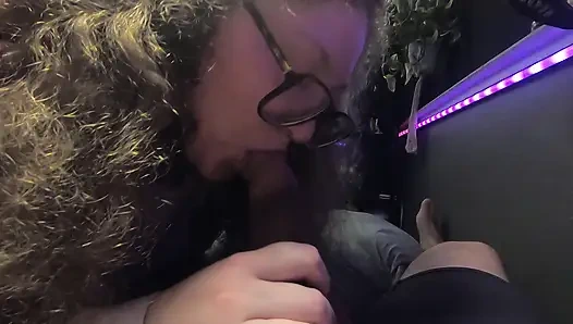 Une ringarde blanche innocente à lunettes suce une bite et lèche le sperme