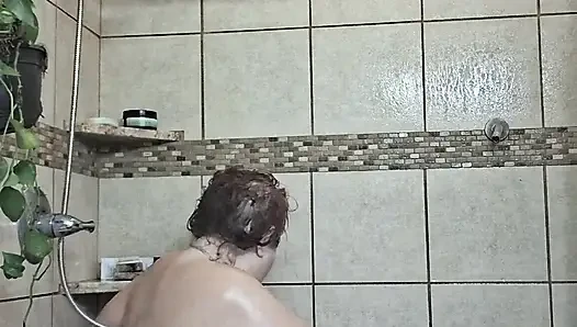 Büyük güzel hemşire Vicki duşumda çamur tedavisi yapıyor!