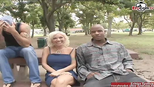 Sarışın milf sürtük ile büyük memeler becerdin içinde ön arasında ona siyah aldatmak koca