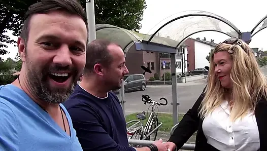Büyük memeli güzel orta yaşlı seksi kadın açık havada ve arabada sikiliyor