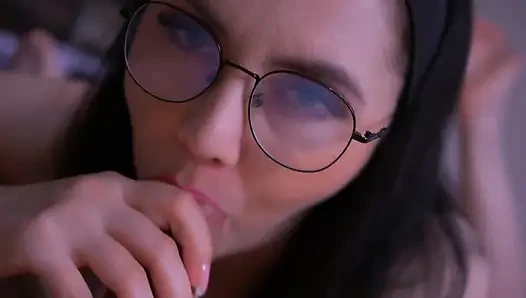 Wench erkeğinin yarağını emiyor