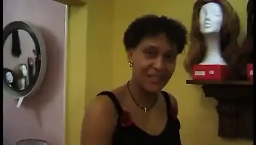 Zenci ateşli kız kıyafetlerini değiştiriyor