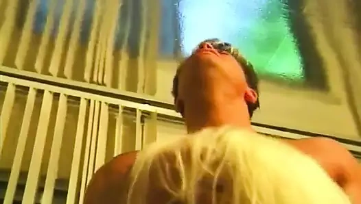 İri göğüslü ateşli sarışın orta yaşlı seksi kadın sert bir sikiş sonrası döl yutuyor