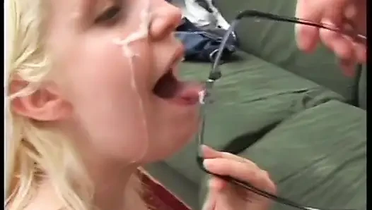 Gözlüklü ve diş teli takan seksi beyaz sürtük büyük bir yarağı emiyor ve yüzüne boşaltıyor