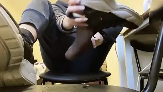 Kız cum dolu naylon çorap gösterir ve onlarla oynar