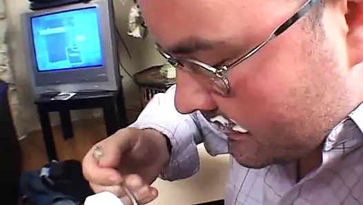 Zinde adam ve tombul esmer adam not alırken havuz başında sikişiyor