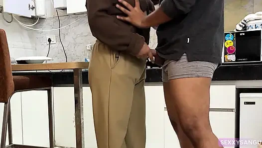 Bir arkadaşının azgın karısıyla mutfakta seks