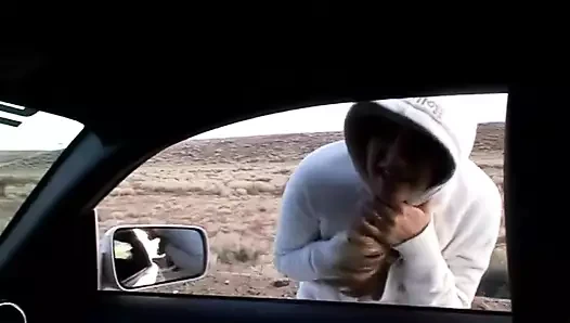 Azgın sarışın yarak emdikten sonra kanepede sert sikiliyor