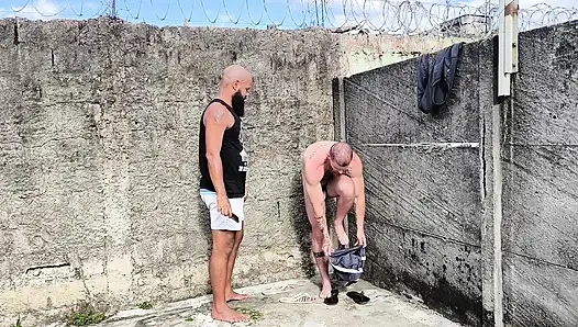 Dışarıda ayını siktim, o pisliğin kıçını sağdım