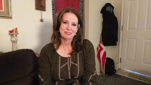 Seksi olgun orta yaşlı seksi porno yaratıcısı kocasını aldatıyor ve genç komşusundan damlayan dölleniyor. - Stand-in -