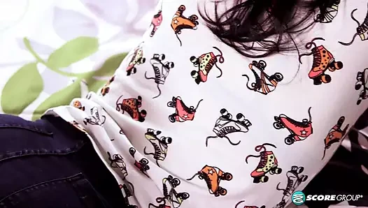 Sevimli küçük yarak emici Cadey Mercury bir delikanlının parmağını emiyor,