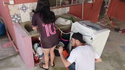 Aldatılan adam işteyken ateşli evli kadın çamaşır makinesi teknisyeni alıyor