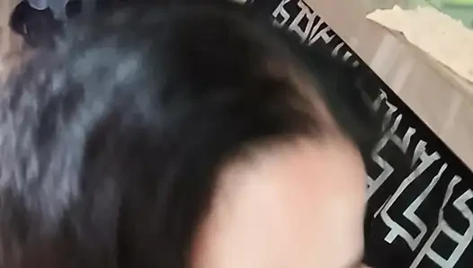 Arkadaşlarım ateşli annemin büyük göğüsleri var ve bana şehvetli ve ıslak bir sakso çekiyor