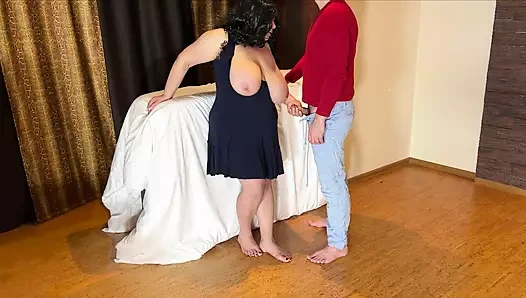 Üvey anne üvey oğlunu içeri alıyor ve anal seks yapmayı ve sakso çekmeyi teklif ediyor