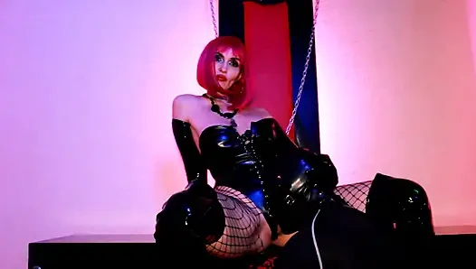 Ateşli pembe saçlı sahibe eva lateks dominatrix kadın egemenliği bdsm amcık yalama lastik köle sapık çizmeler