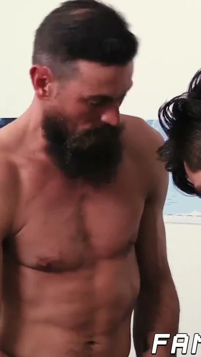 Büyük sakal baba itiyor onun çük içinde stepsons sıkı göt | Klip 1