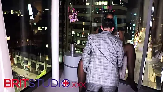 Mavi saçlı kız amını yediriyor