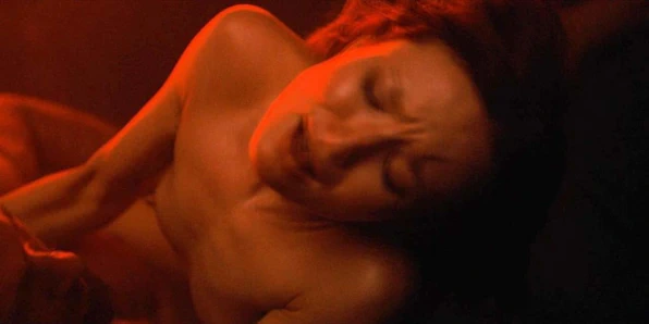 Emily, scandalplanet.com'da 'amerikan tanrılarından' seksi esmerleşiyor