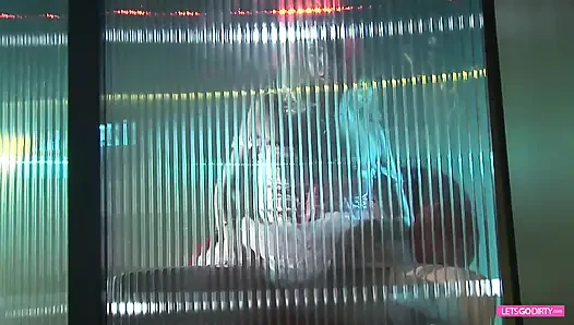 Seksi sarışın bebek her iki delikten sikilmeyi seviyor