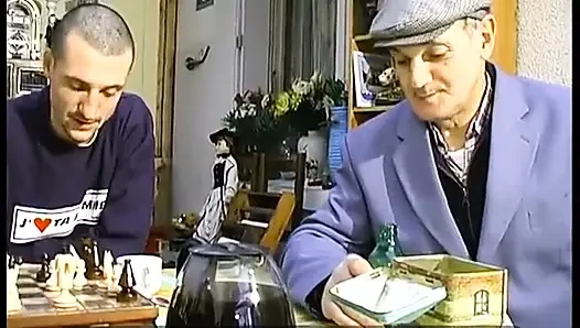 Papi Sabrina'ya günün fethini sunuyor