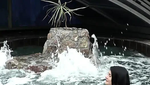 Jenny Simons ve Lucy Li havuz başında amcık yiyor