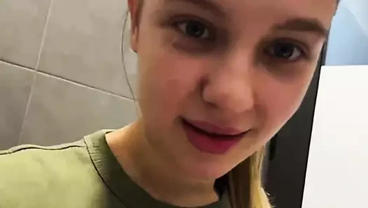 Alışveriş merkezinde anal fışkırtma ve pembe amcığı parmaklama