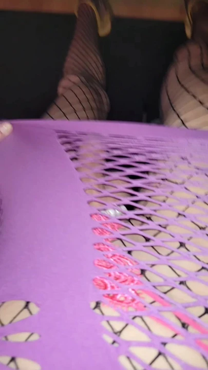 Mor elbise💜, sarı yüksek topuklu ayakkabılar, file çorap, pembe kravatlı tanga [¹⁵sept²⁵] vanessabitchx