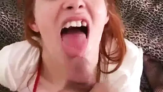 Seksi bakış açısı kızıl saçlı genç kız sakso çekiyor