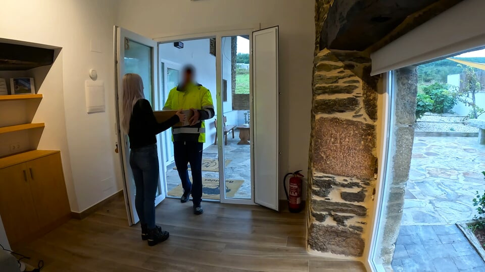 Paket teslimat elemanı bana bir paket getirmeye geliyor ve ona sürpriz bir sakso çekiyorum