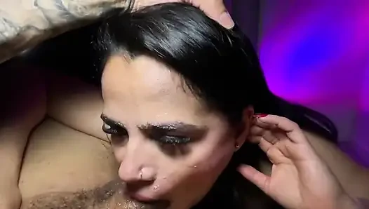 Kocam bana sadakatsizdi, bu yüzden intikam aldım ve üvey kızım yarağımı emdi