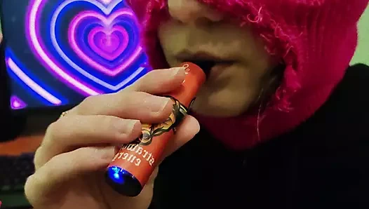 BALACLAVA'DA MÜZİK İÇİN SİGARA İÇEN SEVİMLİ KIZ! SİGARA İÇME FETIŞI!