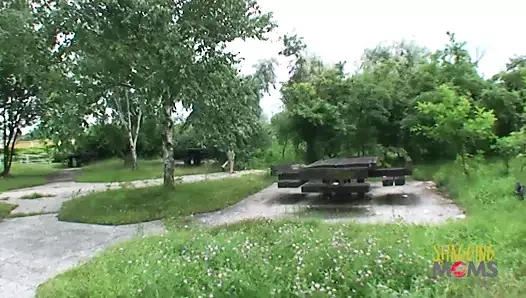 Lezzetli sarışın emme ve kahrolası iki büyük musluklar