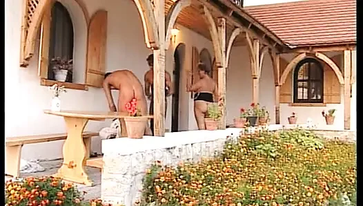 İri göğüslü Alman genç kızlar köyde sikiliyor