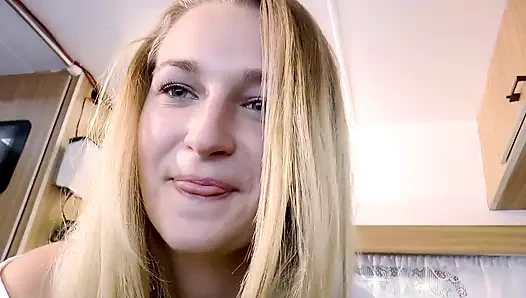 Ateşli Alman sarışın büyük yarağa biniyor