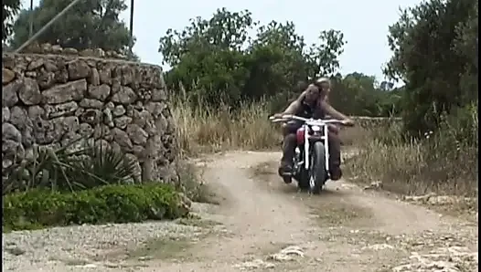 Bu sevimli genç sarışın yarak emici için büyük yarak