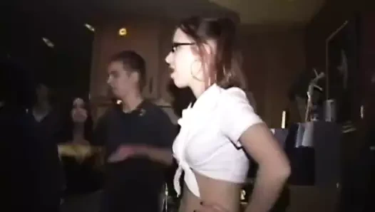 Üniversiteli sürtükler yaraklara binerken diğerleri izliyor