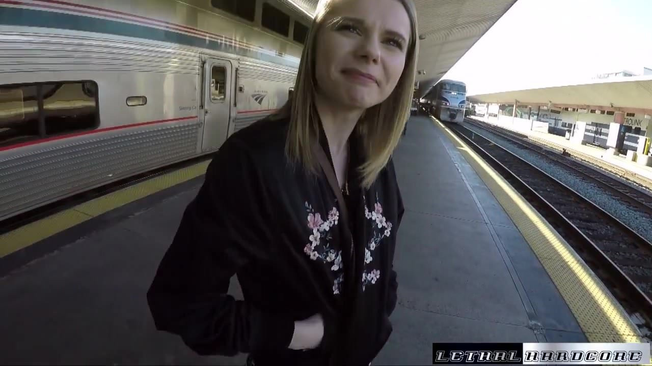 Catarina onu Rus kedi sürülmüş bir hızlı tren alır