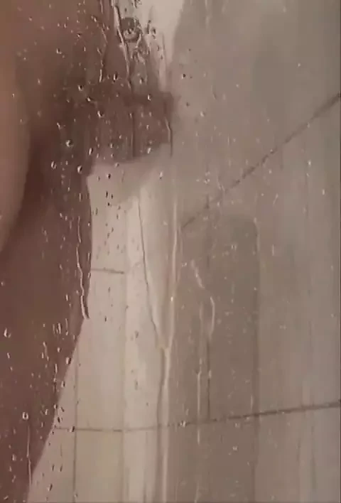 Duşta mastürbasyon yapıyor 1