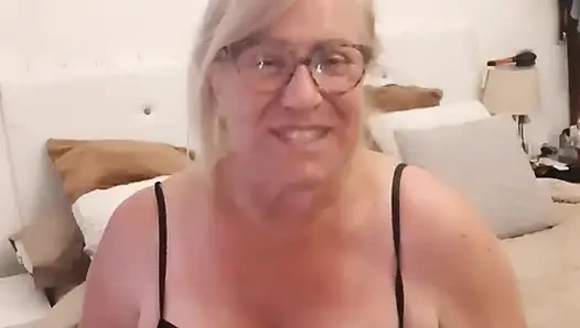 Yaramaz Fina kendine dokunmak için eldiven kullanıyor