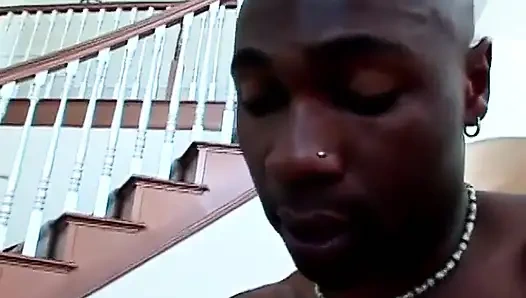 Şişman götlü beyaz piliç zenci bir adam tarafından domaltılarak sikiliyor