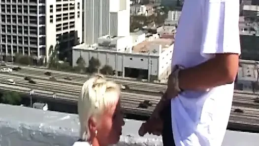 Sarışın orta yaşlı seksi kadın çatıda yarağa binerken fışkırtıyor