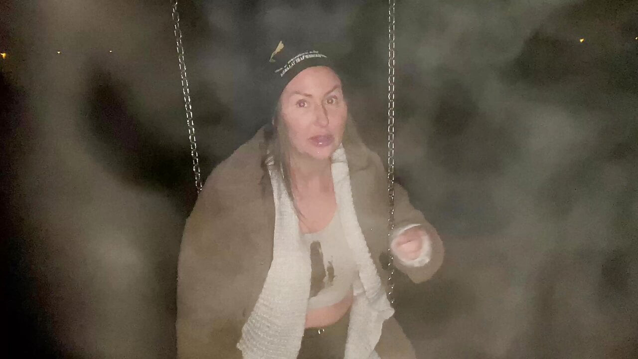 Parkta yanıp sönen kedi olarak ve memelerle konuştum