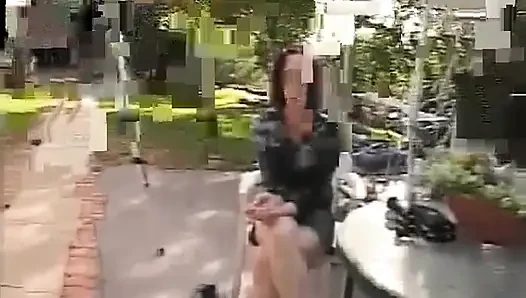 Seksi esmer kanepede bacaklarını açıyor ve kalın yarakla sikiliyor