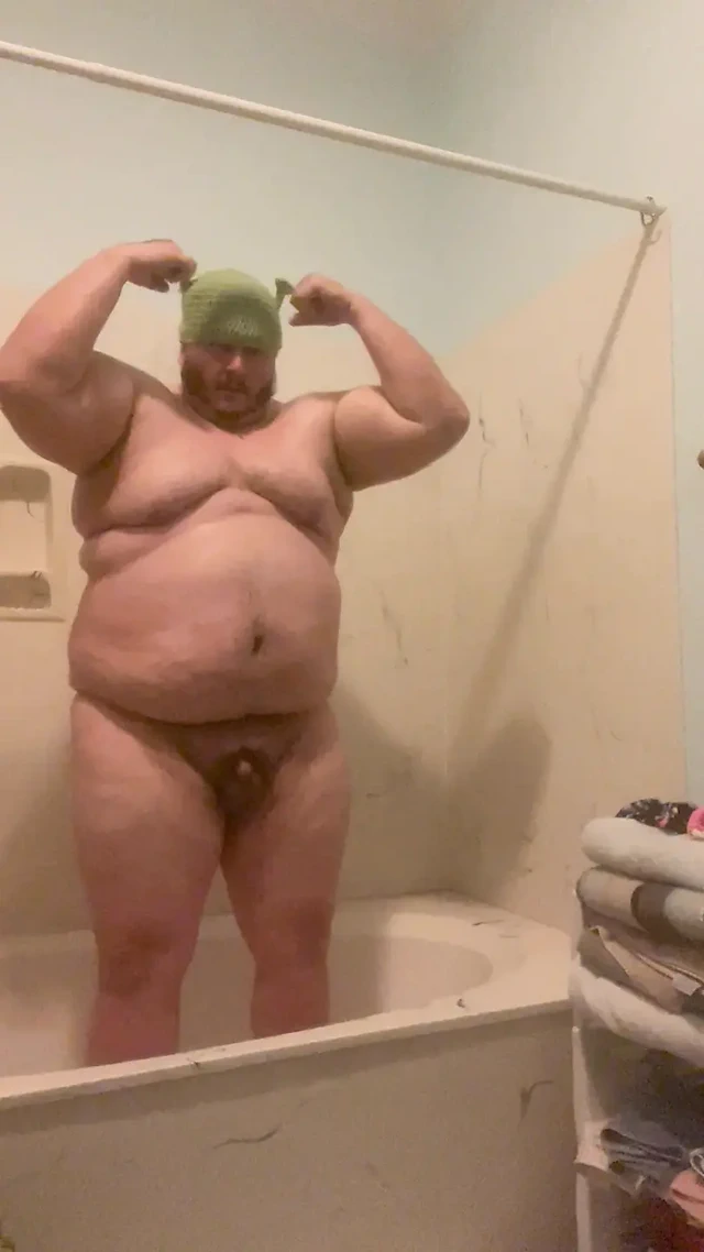 Büyük tombul ogre şişman baba burly chub büyük vücudunu sıska bir g-string içinde esnetiyor