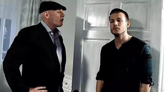 Devils filmi - azgın evli kadın Whitney Wright neredeyse kocasının çalışanıyla aldatırken yakalanıyor!!