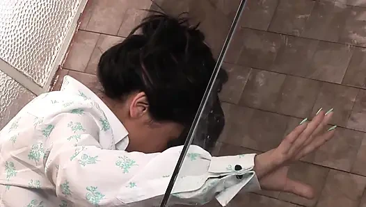 Ateşli sıkı amcıklı güzel esmer duşta kıyafetleriyle ısladıktan sonra büyük yarağı alıyor